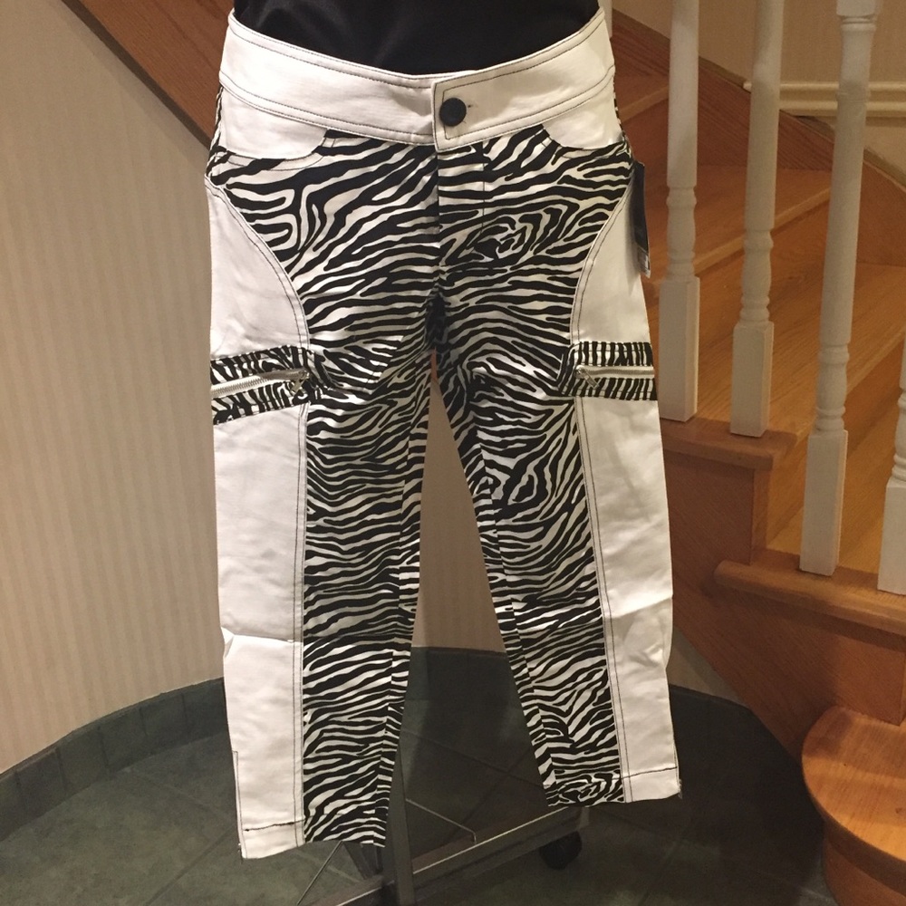 💕💕HOST PICK 💕💕White with zebra print jean like capris